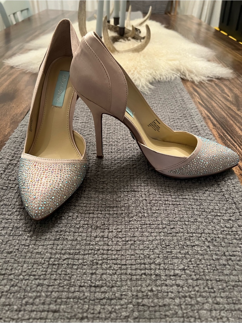 NIB Betsey Johnson Blue SB-Band Champagne Satin High Heel Pump